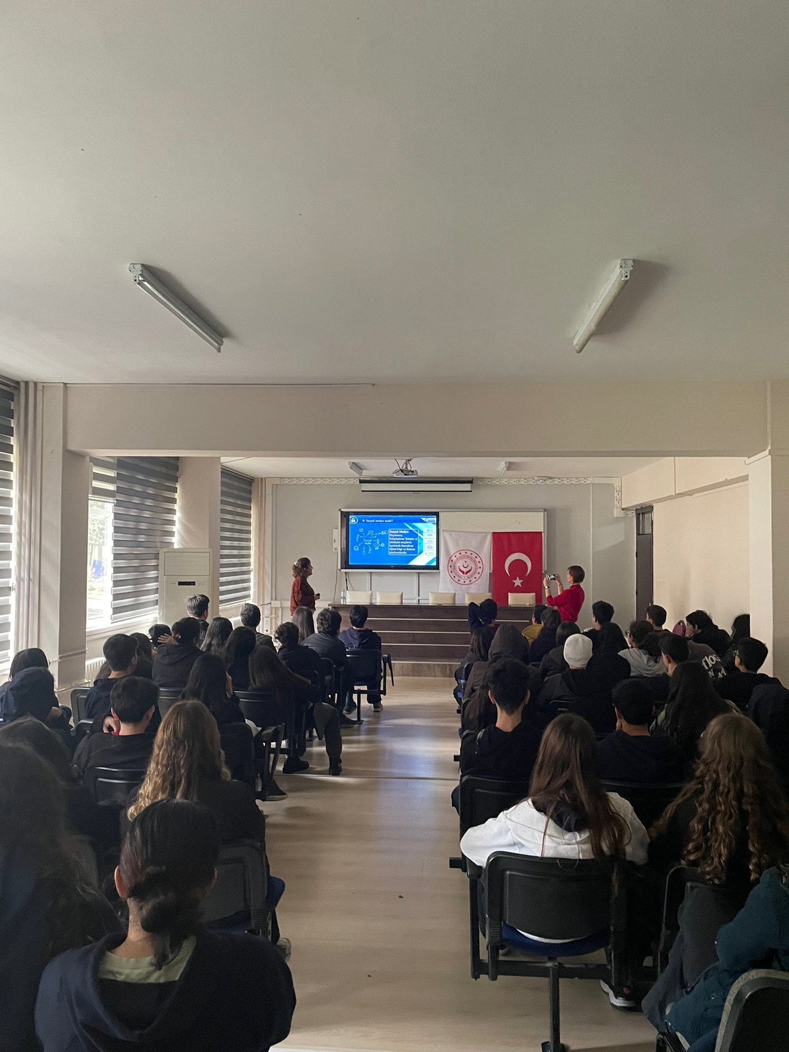 Mezitli SHM tarafından Yusuf Kalkavan Anadolu Lisesi'nde "Çocuk Hakları,Akran Zorbalığı ve Teknoloji Bağımlılığı"konularında eğitim düzenlenledi. - fotoğraf 2
