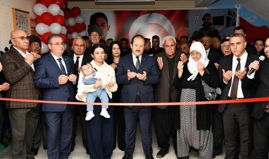 Erdemli Anadolu Lisesi'nde Kahraman şehidimiz J.Asb.Kd.Üçvş.Celil MUTLU Kütüphanesinin açılışına Valimiz Sn Ali Hamza PEHLİVAN ve şehidimizin çok kıymetli ailesi ile katıldık.Aziz şehidimizin ruhu şad olsun.  - fotoğraf 1