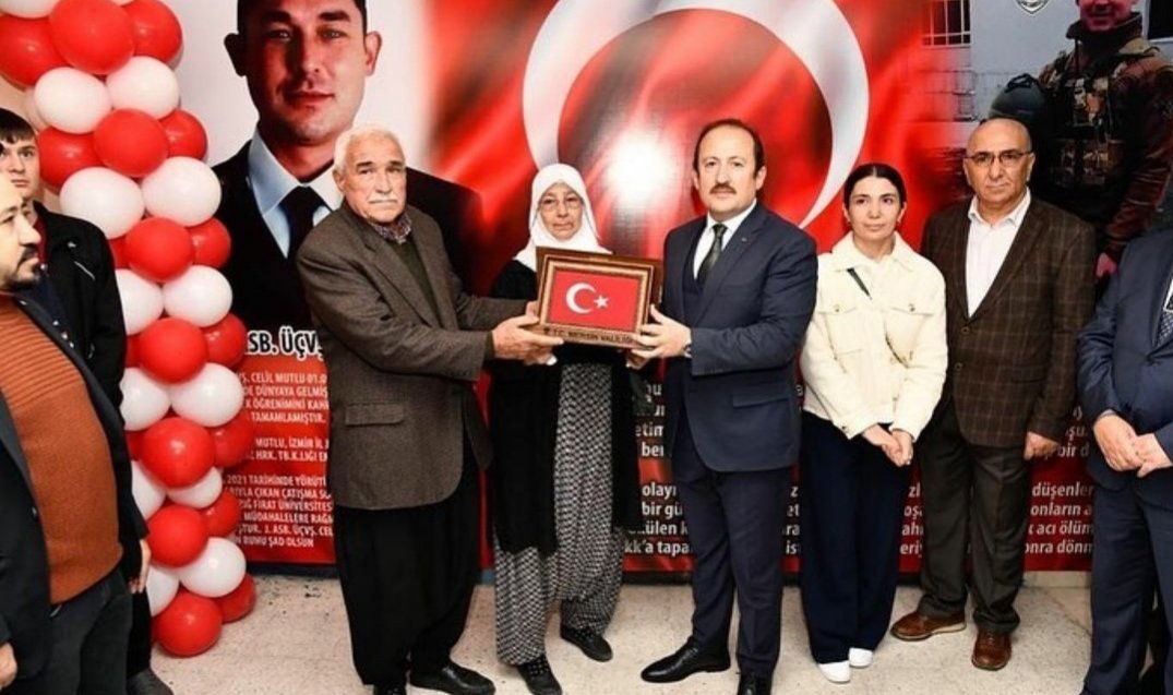 Erdemli Anadolu Lisesi'nde Kahraman şehidimiz J.Asb.Kd.Üçvş.Celil MUTLU Kütüphanesinin açılışına Valimiz Sn Ali Hamza PEHLİVAN ve şehidimizin çok kıymetli ailesi ile katıldık.Aziz şehidimizin ruhu şad olsun.  - fotoğraf 2