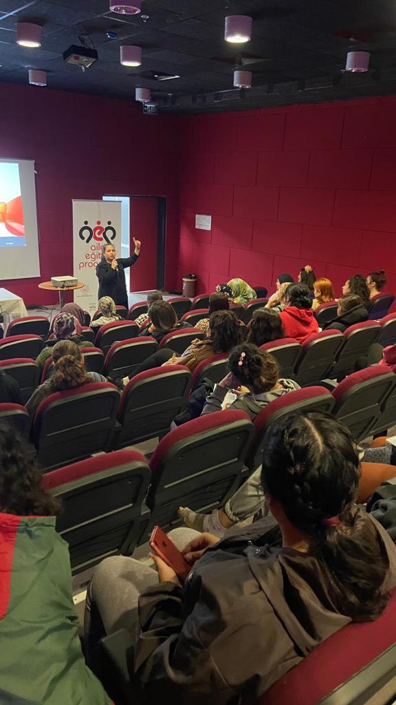Yenişehir SHM, Kredi Yurtlar Kurumu öğrencilerine "Evlilik Öncesi Eğitim,Kadına Yönelik Şiddetle Mücadele,Erken Yaşta ve Zorla Evlilik,Beden Dili ve İletişim" konularında eğitim verdi. - fotoğraf 1