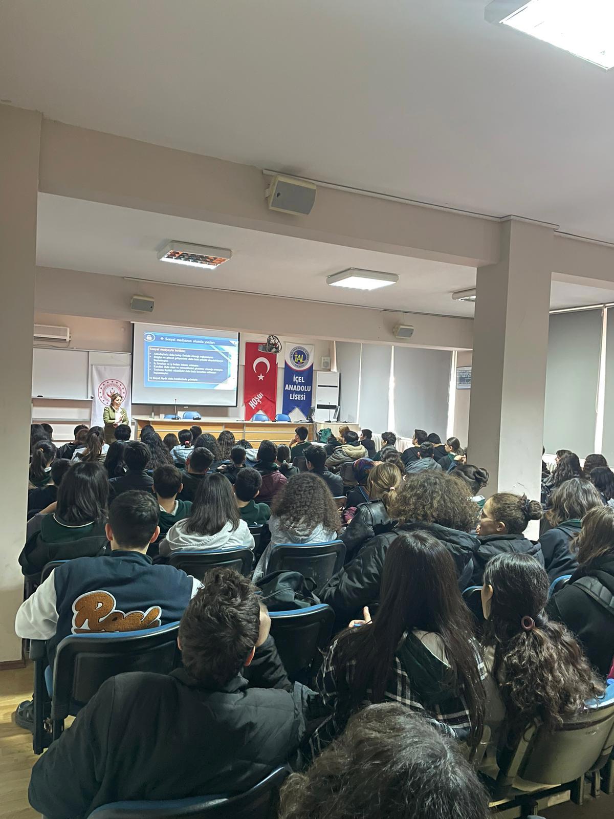 Mezitli SHM, İçel Anadolu Lisesi'nde "Çocuk Hakları ,Teknoloji Bağımlılığı ve Akran Zorbalığı" konularında eğitim düzenlemiştir. - fotoğraf 1