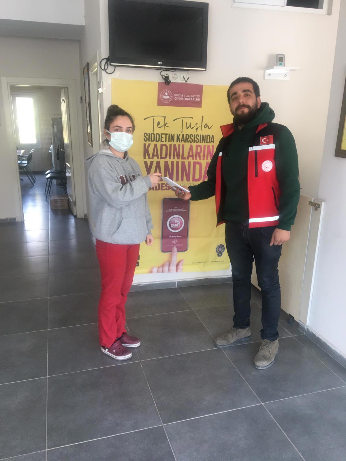 Toroslar SHM tarafından"Kadına Yönelik Şiddetle Mücadele" kapsamında Aile Hekimlikleri ve Eczanelere afişlerimiz asılarak vatandaşlarımıza bilgilendirme yapıldı. - fotoğraf 1
