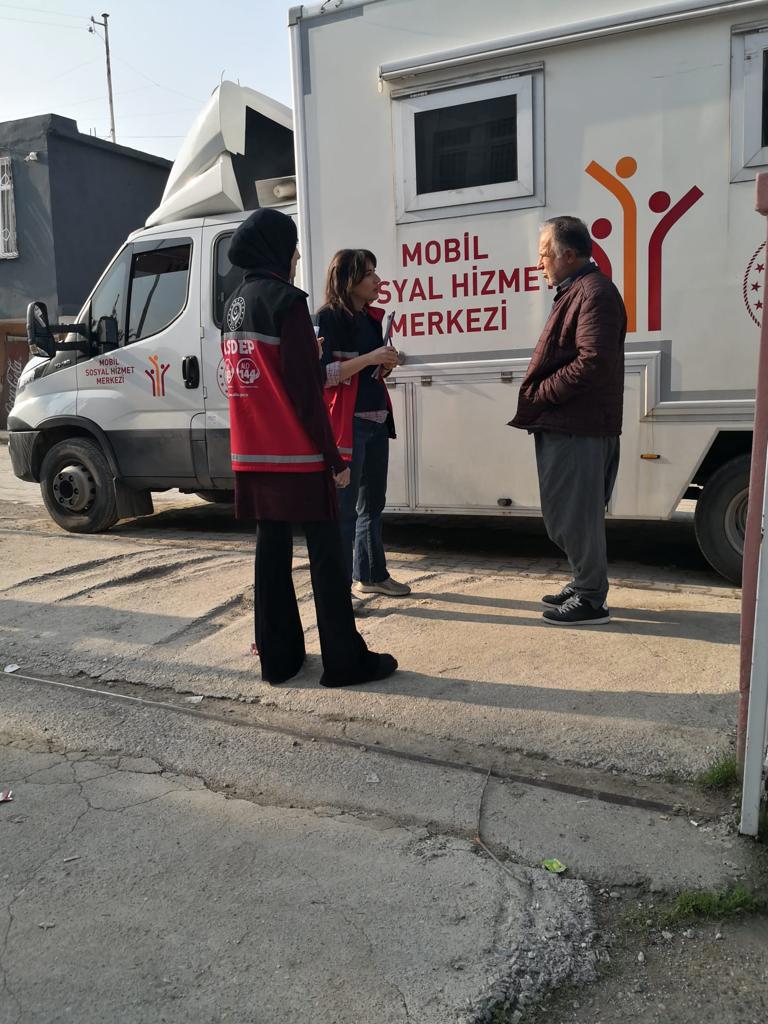 Hizmet modellerimizin odağında "İnsan" var. Mobil Sosyal Hizmet Merkezi'miz ile saha çalışmalarımız için  Tarsus Özbek Köyü ve Fahrettinpaşa Mahallesindeyiz.  - fotoğraf 1