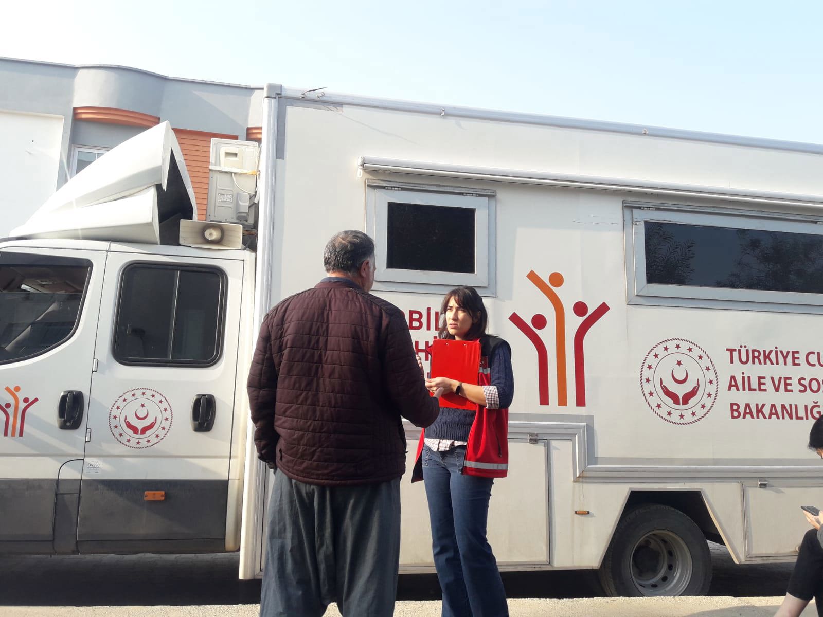 Hizmet modellerimizin odağında "İnsan" var. Mobil Sosyal Hizmet Merkezi'miz ile saha çalışmalarımız için  Tarsus Özbek Köyü ve Fahrettinpaşa Mahallesindeyiz.  - fotoğraf 2