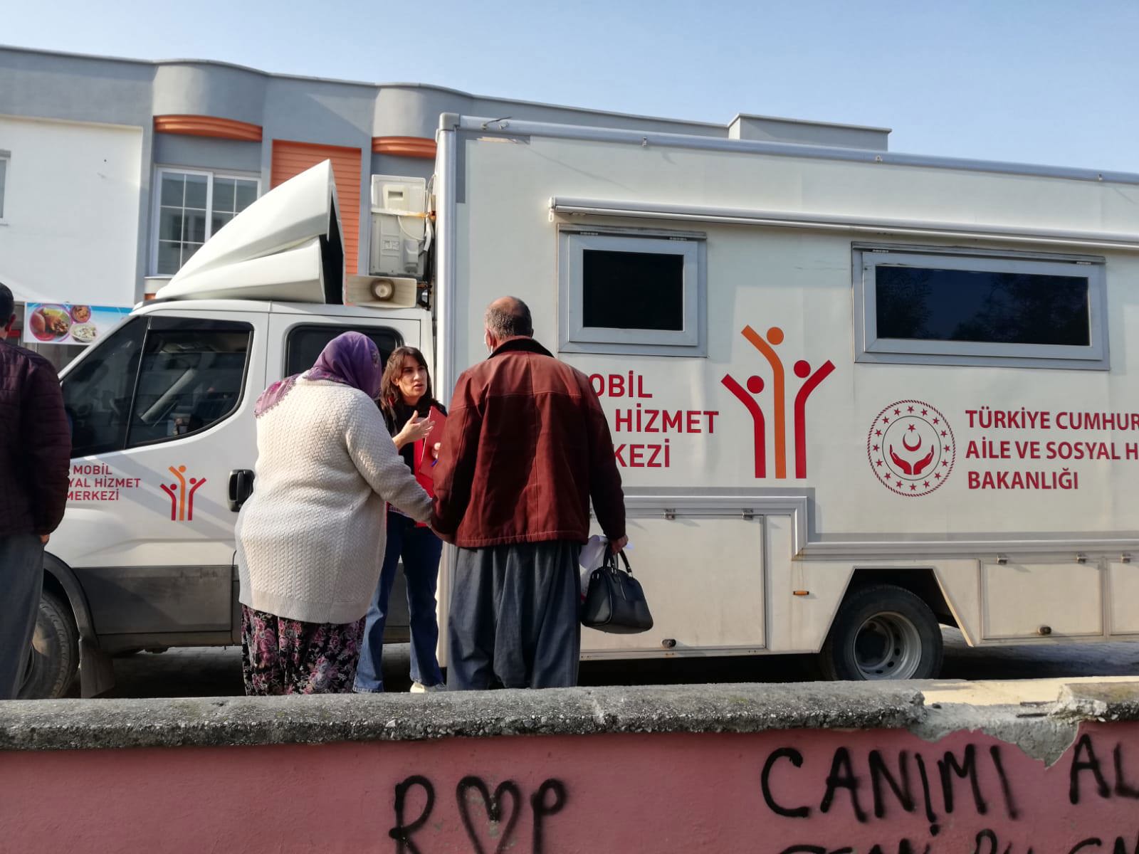 Hizmet modellerimizin odağında "İnsan" var. Mobil Sosyal Hizmet Merkezi'miz ile saha çalışmalarımız için  Tarsus Özbek Köyü ve Fahrettinpaşa Mahallesindeyiz.  - fotoğraf 3
