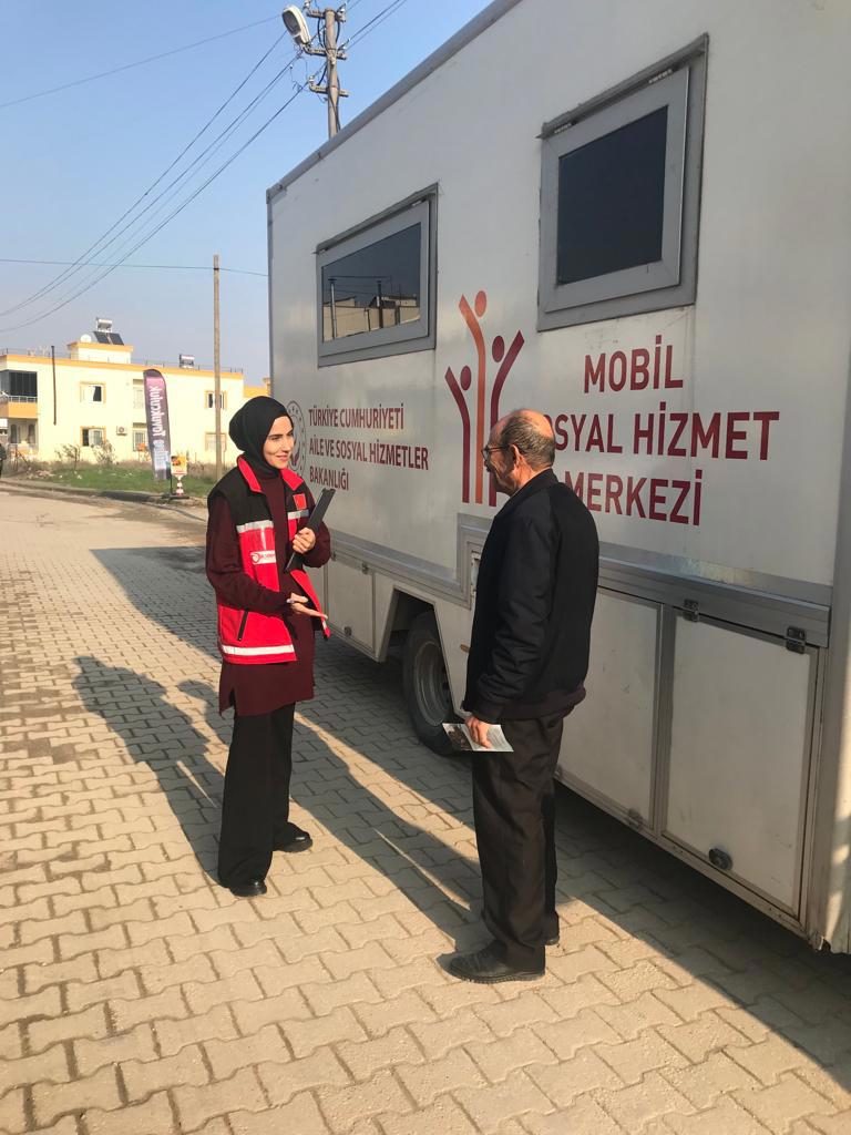 Hizmet modellerimizin odağında "İnsan" var. Mobil Sosyal Hizmet Merkezi'miz ile saha çalışmalarımız için  Tarsus Özbek Köyü ve Fahrettinpaşa Mahallesindeyiz.  - fotoğraf 4