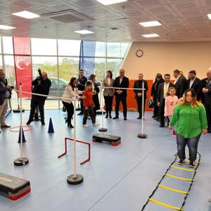 3 Aralık Dünya Engelliler Günü sebebiyle, güne Valimiz Sayın Avni Çakır ve il protokolümüz ile birlikte engelli dernekleri temsilcileri, engelli vatandaşlar ve aileleri ile kahvaltı programında bir araya geldik. - fotoğraf 5