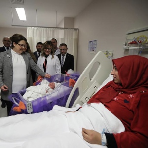 Aile ve Sosyal Hizmetler Bakanımız Derya Yanık Yeni Yılın İlk Bebeklerini Ziyaret Etti - fotoğraf 4