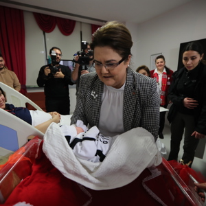 Aile ve Sosyal Hizmetler Bakanımız Derya Yanık Yeni Yılın İlk Bebeklerini Ziyaret Etti - fotoğraf 2