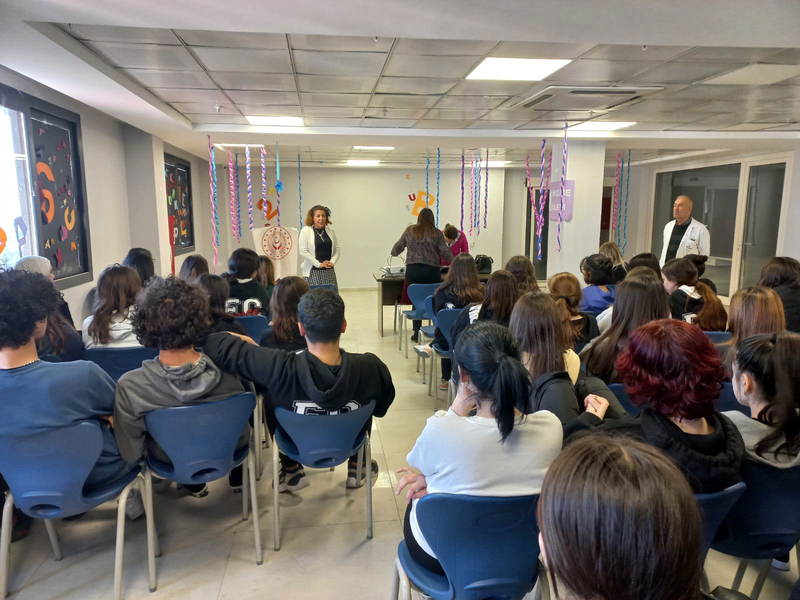 Mezitli SHM, Mersin Final Okulları Lisesi'nde "Çocuk Hakları ,Teknoloji Bağımlılığı ve Akran Zorbalığı" konularında eğitim düzenlemiştir. - fotoğraf 1