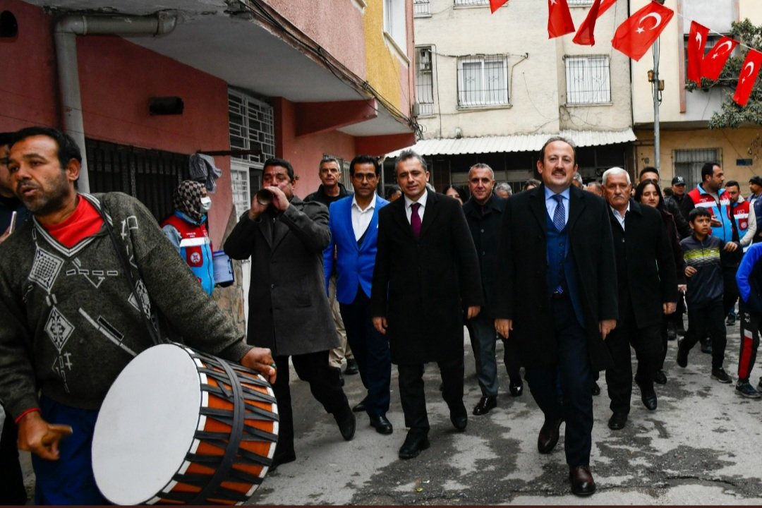 Valimiz Sn.Ali Hamza Pehlivan'ın da katılımıyla Toroslar Alsancak Mahallesinde roman vatandaşlarımız ile bir araya geldik.  - fotoğraf 1