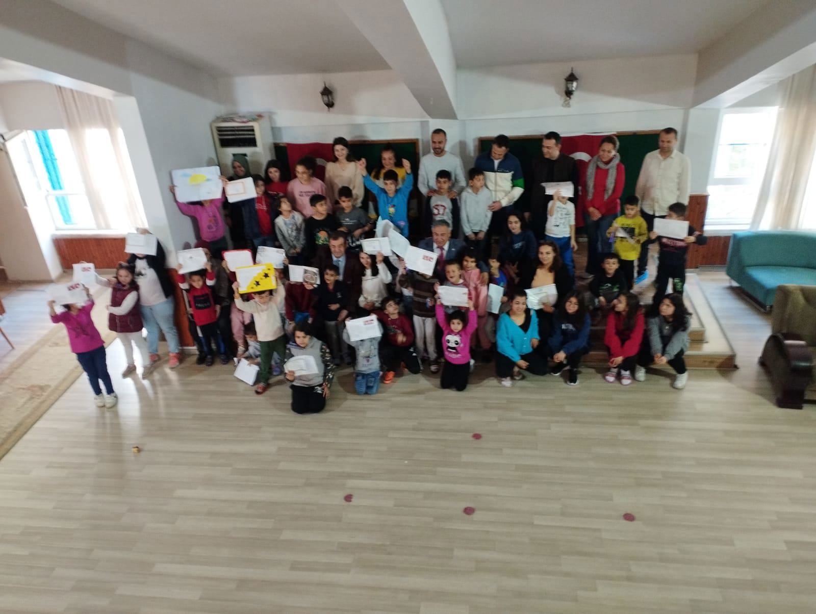 Karnelere bakıldı,hediyeler verildi... Çocuklarımızın sağlıklı gelişmeleri, eğitimlerini tamamlayarak hedeflerindeki mesleğe sahip bireyler olmaları en önemli amacımız. Bütün çocuklarımızı tebrik ediyoruz.😊🐞🧿 - fotoğraf 1