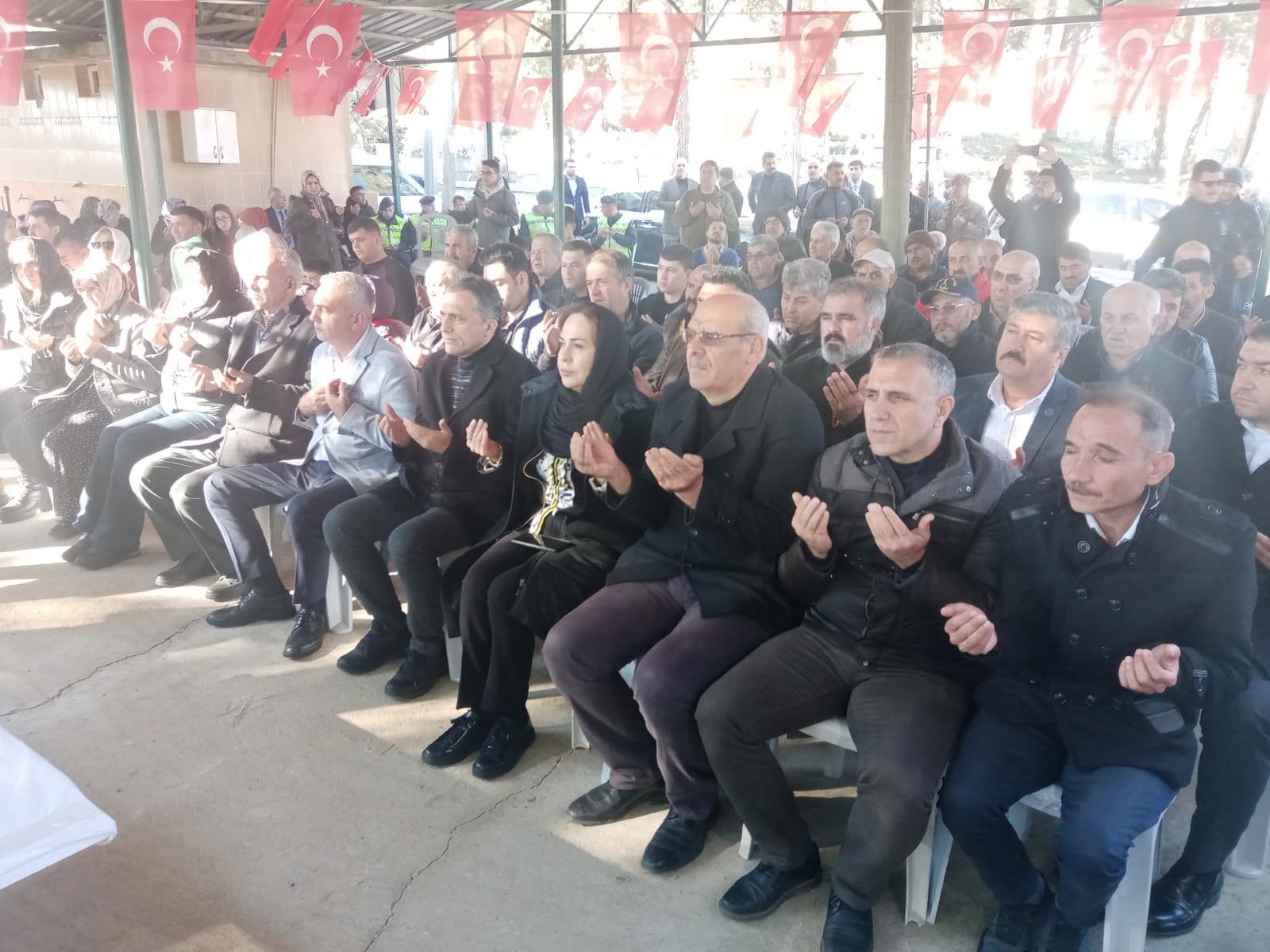 Şehidimiz Jandarma Uzman Çavuş Durmuş Tek'in sene-i devriyesi dolayısıyla düzenlenen mevlid programına il müdürümüz ile katıldık.Aziz şehidimizin ruhu şad olsun. - fotoğraf 1