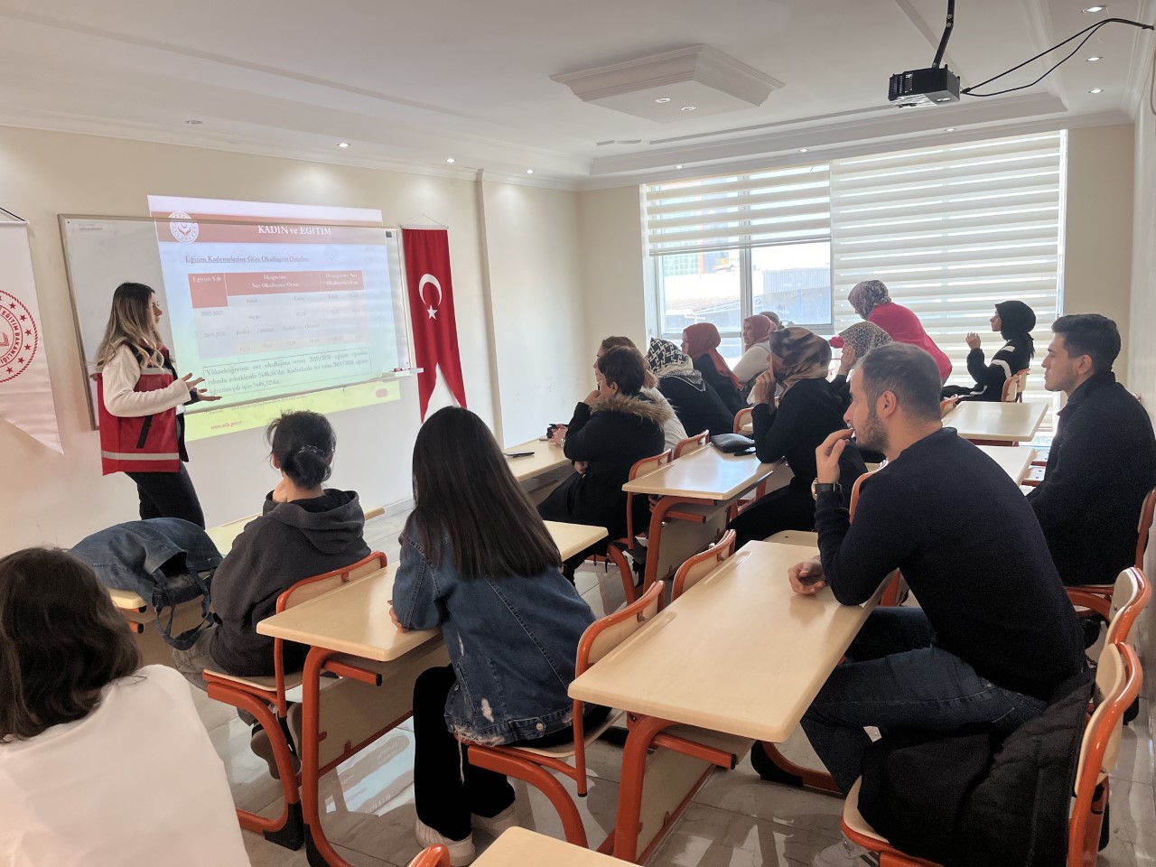 Payas’ ta HATMEK kursiyerlerine “Kadına Yönelik Şiddetle Mücadele ile Erken Yaşta ve Zorla Evliliklerle Mücadele” konulu seminer verildi.