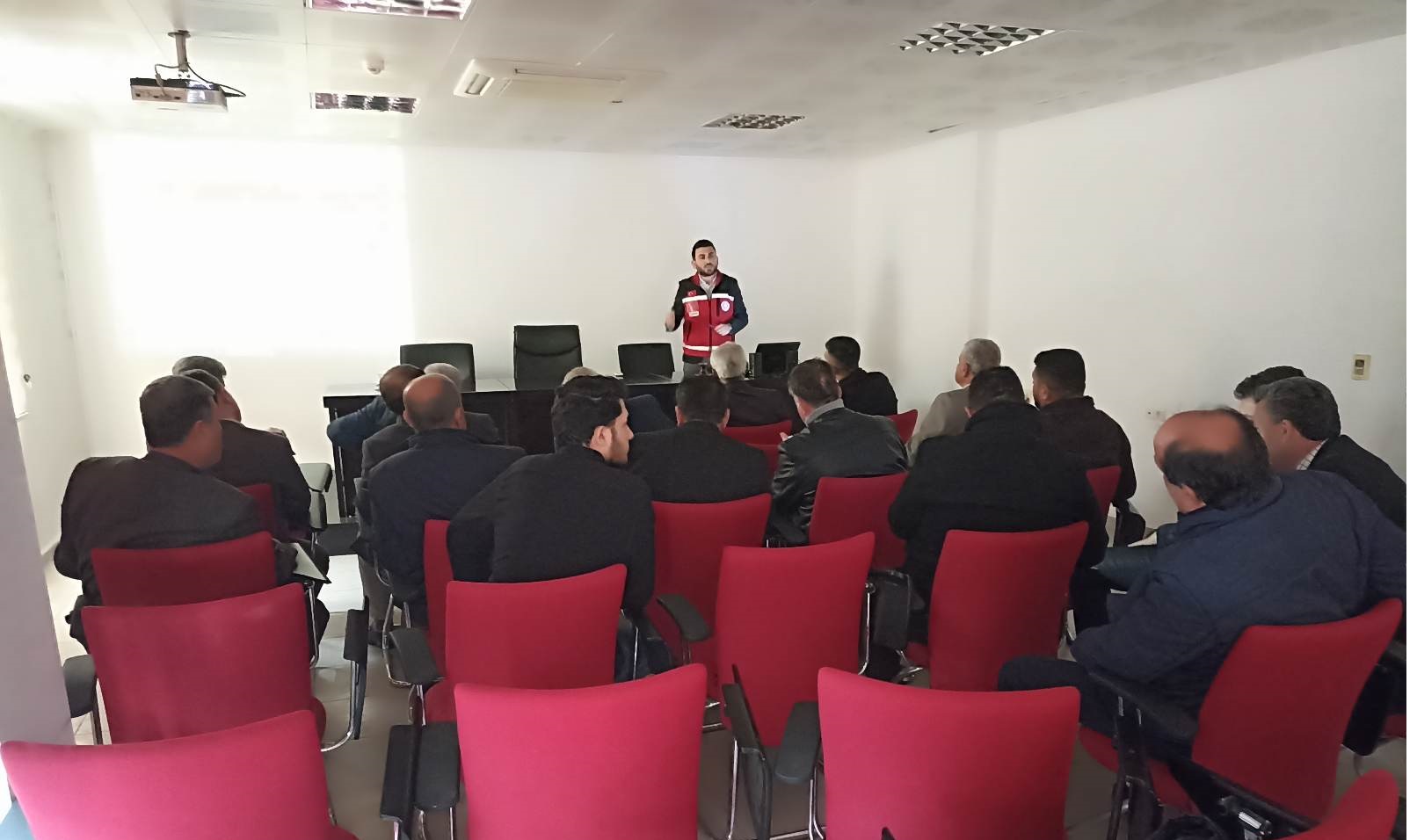 Reyhanlı İlçesi Muhtarlarına “Kadına Yönelik Şiddetle Mücadele ile Erken Yaşta ve Zorla Evliliklerle Mücadele” konulu seminer verilmiştir. 