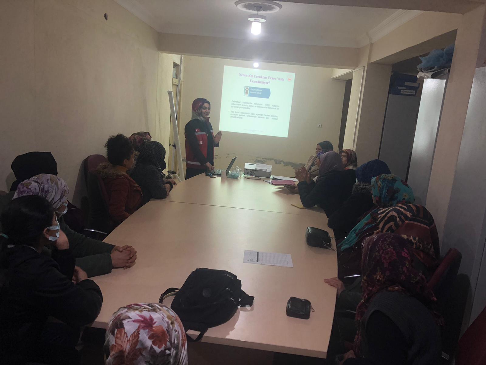 Kırıkhan’ da, Müdürlüğümüz hizmet modellerinden yararlanan bireylere ‘’Erken Yaşta ve Zorla Evliliklerle Mücadele’’ konulu seminer verildi. 