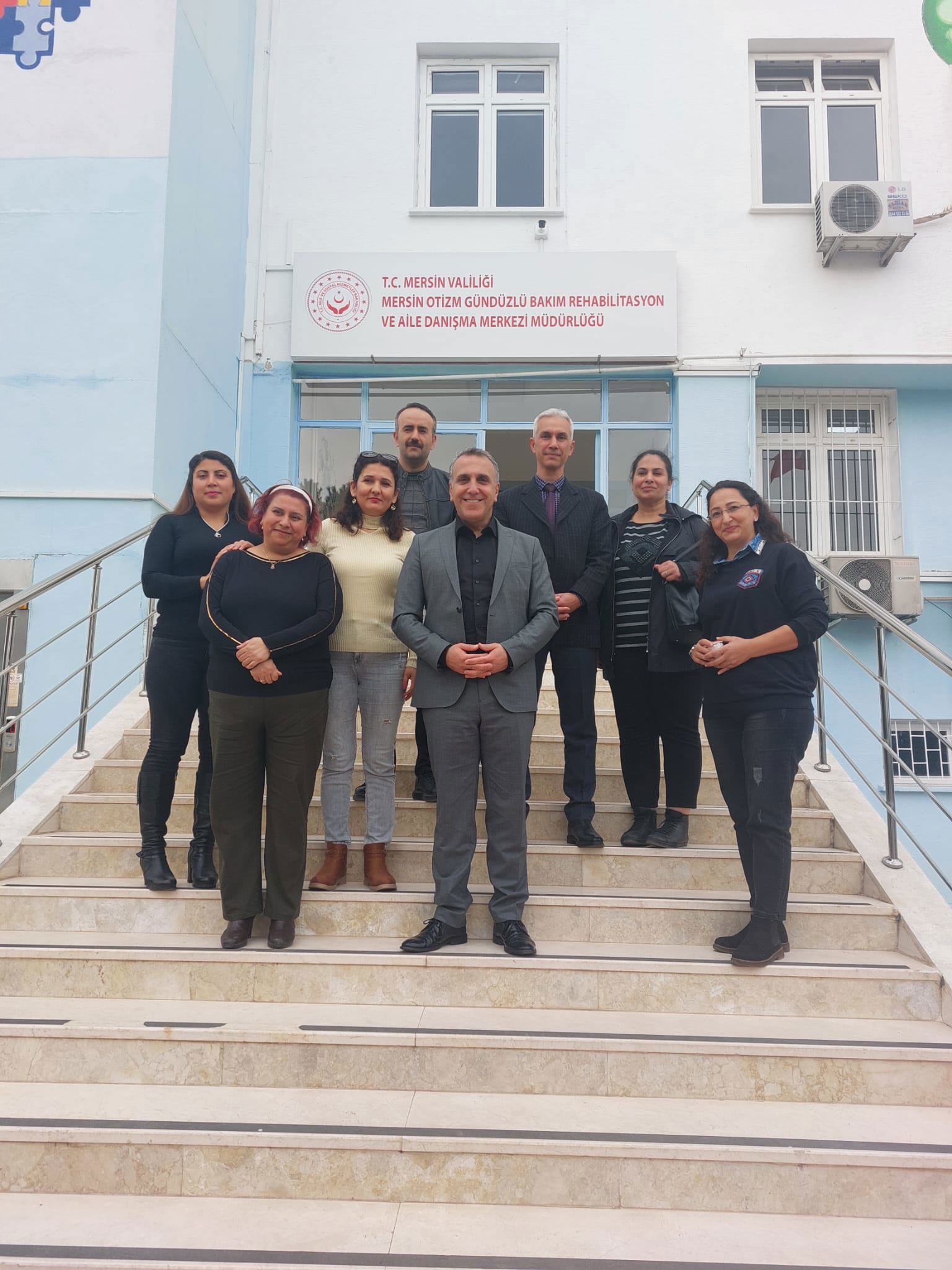 Mersin Otizm Gündüzlü Bakım Merkezi'mizde,kuruluşumuzdan hizmet alan özel çocuklarımız ve fedakar aileleri ile biraya geldik.İl müdürümüzün de katıldığı programda Ocak ayında doğan çocuklarımız için kutlama yaptık.  - fotoğraf 1