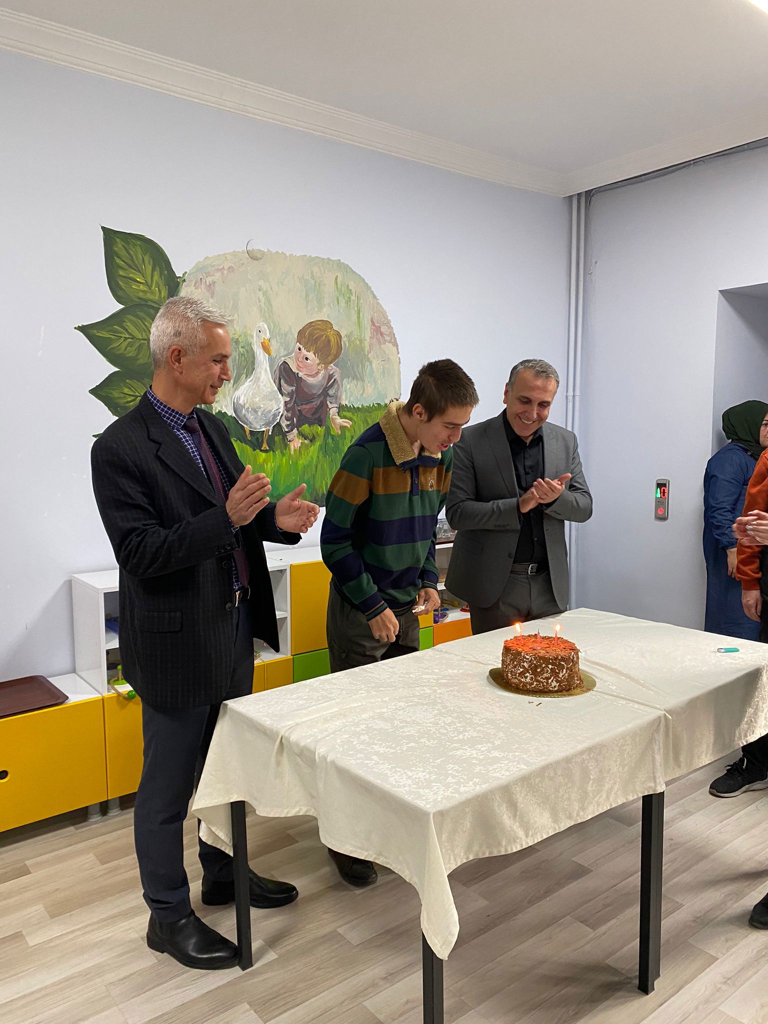 Mersin Otizm Gündüzlü Bakım Merkezi'mizde,kuruluşumuzdan hizmet alan özel çocuklarımız ve fedakar aileleri ile biraya geldik.İl müdürümüzün de katıldığı programda Ocak ayında doğan çocuklarımız için kutlama yaptık.  - fotoğraf 2