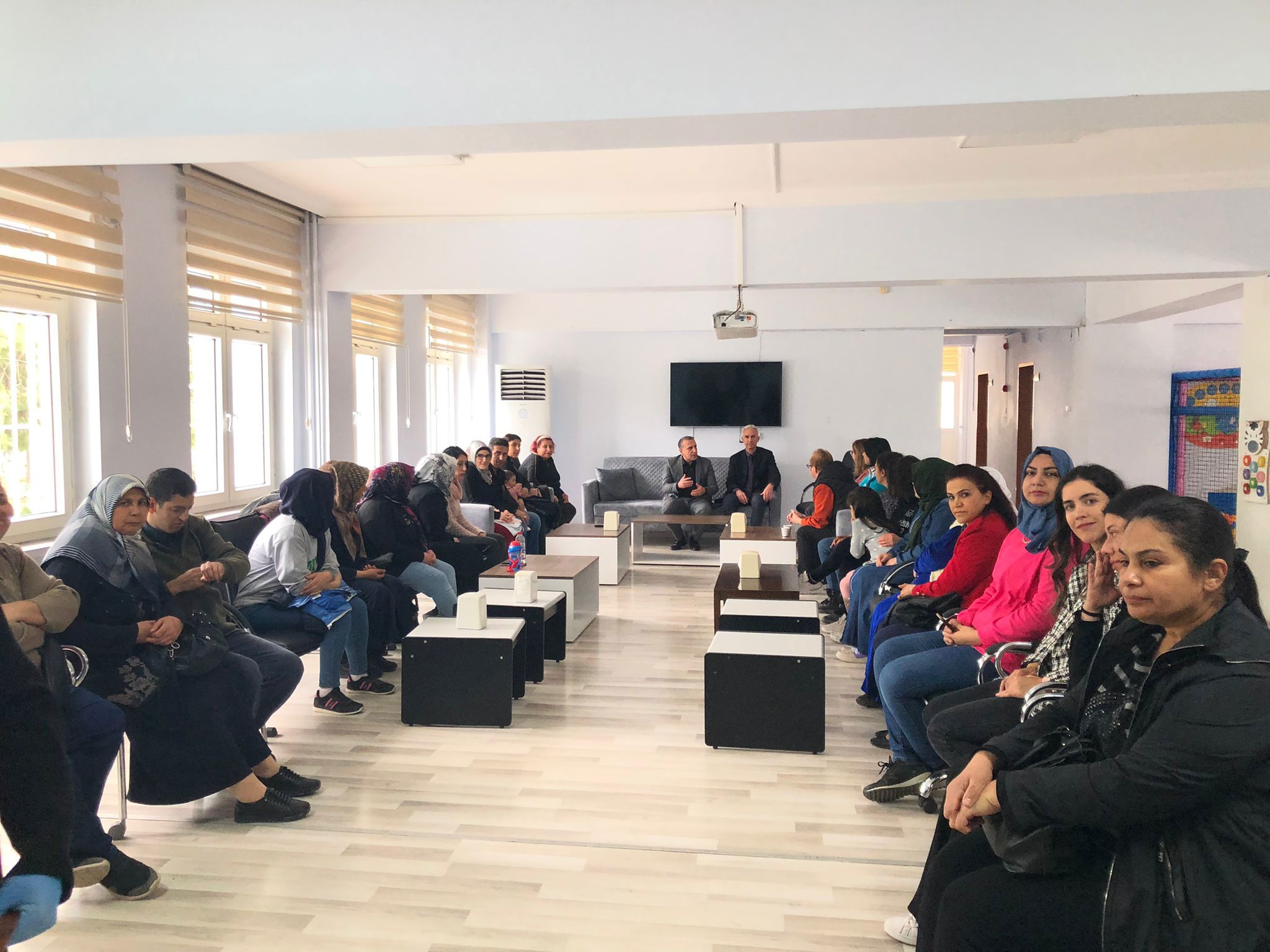 Mersin Otizm Gündüzlü Bakım Merkezi'mizde,kuruluşumuzdan hizmet alan özel çocuklarımız ve fedakar aileleri ile biraya geldik.İl müdürümüzün de katıldığı programda Ocak ayında doğan çocuklarımız için kutlama yaptık.  - fotoğraf 3