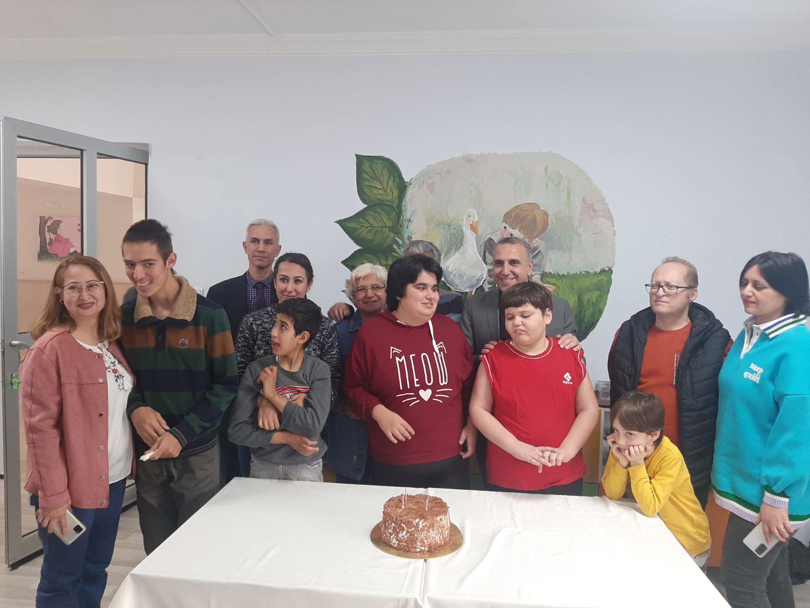 Mersin Otizm Gündüzlü Bakım Merkezi'mizde,kuruluşumuzdan hizmet alan özel çocuklarımız ve fedakar aileleri ile biraya geldik.İl müdürümüzün de katıldığı programda Ocak ayında doğan çocuklarımız için kutlama yaptık.  - fotoğraf 4