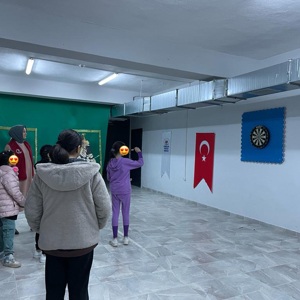 Dijital Bağımlılıkla Mücadele Projesi kapsamında Gençlik Merkezinde Okçuluk Golf  Dart Ebru Sanatı Ve Voleybol Faaliyetleri Yapıldı - fotoğraf 4