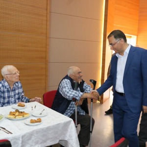Valimiz Sayın Köksal ŞAKALAR Sinop Huzur Evindeki Yaşlılarımızla Bayramlaştı - fotoğraf 1