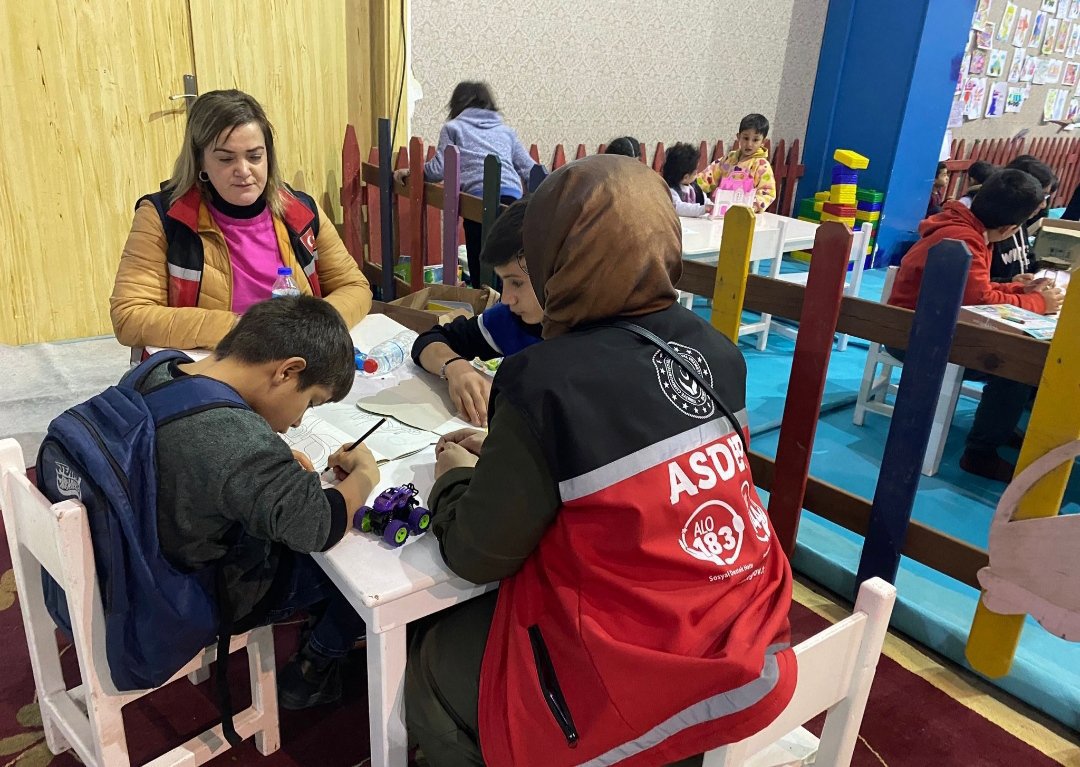 Depremden etkilenen çocuklarımızın psikolojik ve sosyal yönden güçlenmeleri için çalışmalarımız aralıksız devam ediyor. - fotoğraf 3