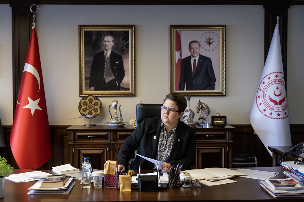 Bakanımız Derya Yanık: “526 depremzede çocuktan 78'ini ailelerine teslim ettik”