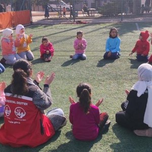 Bakanımız Derya Yanık: “Deprem bölgesindeki tip-1 diyabet hastası çocuklarımız için ilk etapta 1000 adet kola takılan sensörlü glikoz ölçüm cihazı dağıtacağız” - fotoğraf 4
