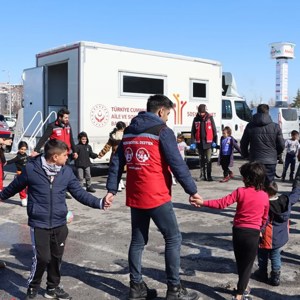 Bakanımız Derya Yanık: “Deprem bölgesindeki tip-1 diyabet hastası çocuklarımız için ilk etapta 1000 adet kola takılan sensörlü glikoz ölçüm cihazı dağıtacağız” - fotoğraf 1