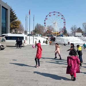 Bakanımız Derya Yanık: “Deprem bölgesindeki tip-1 diyabet hastası çocuklarımız için ilk etapta 1000 adet kola takılan sensörlü glikoz ölçüm cihazı dağıtacağız” - fotoğraf 2
