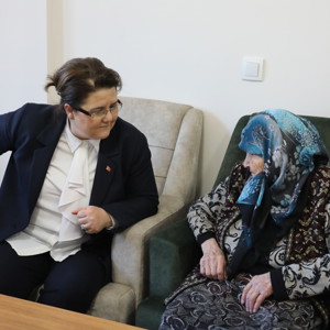 Bakanımız Derya Yanık Depremzedeleri Ziyaret Etti - fotoğraf 2