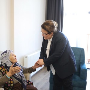 Our Minister Derya Yanık Visited Earthquake Victims - fotoğraf 1