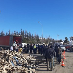 Yardım Malzemeleri Gezici Sosyal Market Tırlarıyla Depremzedelere Ulaştırılıyor - fotoğraf 1