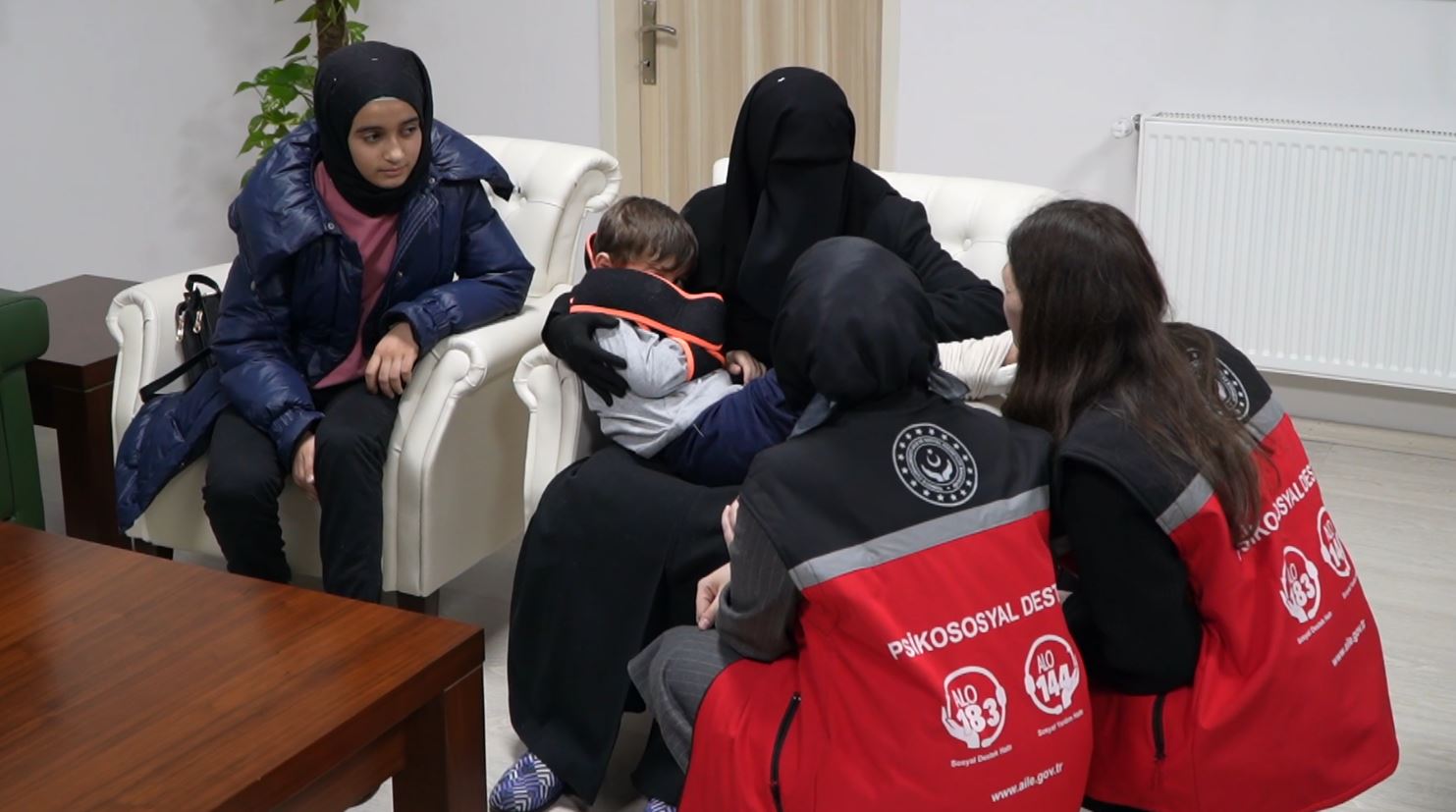 Bakanlık Enkazdan Yaralı Kurtulan Depremzede Çocukları Denizli’de Anneleriyle Buluşturdu