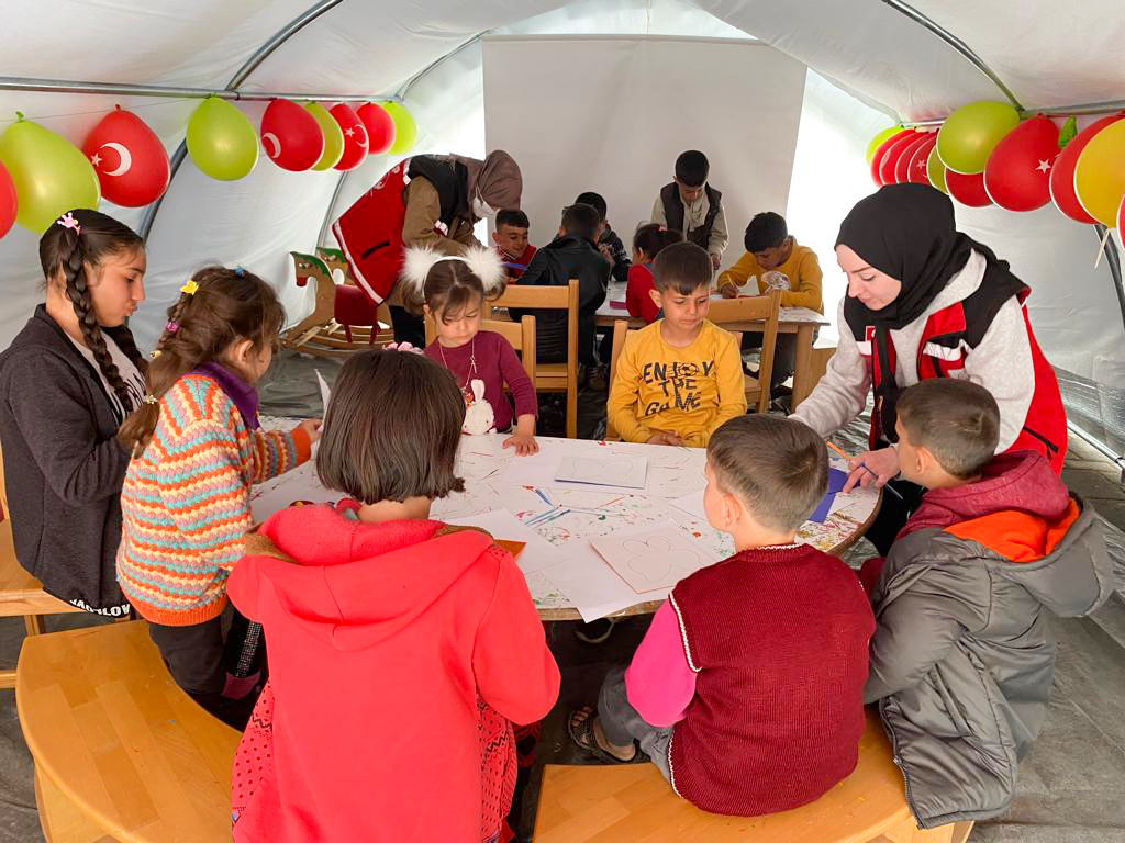 Psikososyal destek ekiplerimiz, depremzede vatandaşlarımızın talep ve ihtiyaçlarını dinlemeye, çocuklarımız için etkinlikler oluşturmaya devam ediyor.  