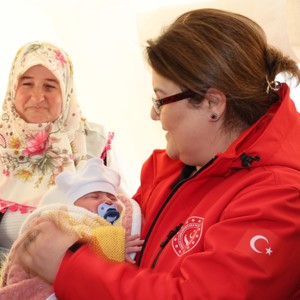 Aile ve Sosyal Hizmetler Bakanımız Derya Yanık Kahramanmaraş’ta Depremzedeleri Ziyaret Etti - fotoğraf 1