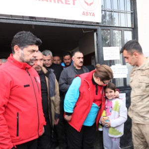 Aile ve Sosyal Hizmetler Bakanımız Derya Yanık Kahramanmaraş’ta Depremzedeleri Ziyaret Etti - fotoğraf 14