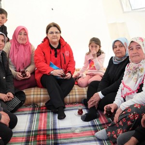 Aile ve Sosyal Hizmetler Bakanımız Derya Yanık Kahramanmaraş’ta Depremzedeleri Ziyaret Etti - fotoğraf 13