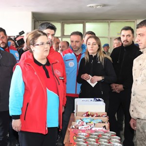 Derya Yanık, Minister of Family and Social Services, Visited Earthquake Victims in Kahramanmaraş - fotoğraf 22