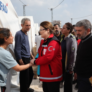 Aile ve Sosyal Hizmetler Bakanımız Derya Yanık Hatay'da Depremzedeleri Ziyaret Etti - fotoğraf 17