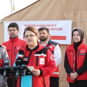 Derya Yanık, Minister of Family and Social Services, Visited Earthquake Victims in Hatay - fotoğraf 22