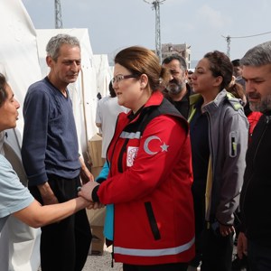 Derya Yanık, Minister of Family and Social Services, Visited Earthquake Victims in Hatay - fotoğraf 15