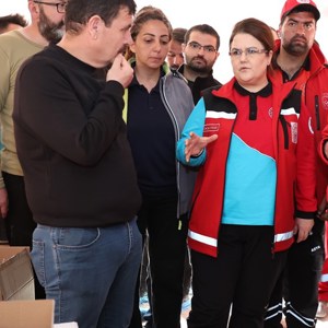 Derya Yanık, Minister of Family and Social Services, Visited Earthquake Victims in Hatay - fotoğraf 13