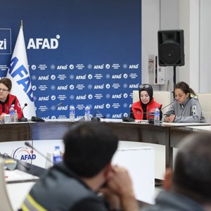 Derya Yanık, Minister of Family and Social Services, Visited Earthquake Victims in Hatay - fotoğraf 4