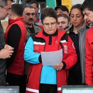 Derya Yanık, Minister of Family and Social Services, Visited Earthquake Victims in Hatay - fotoğraf 5