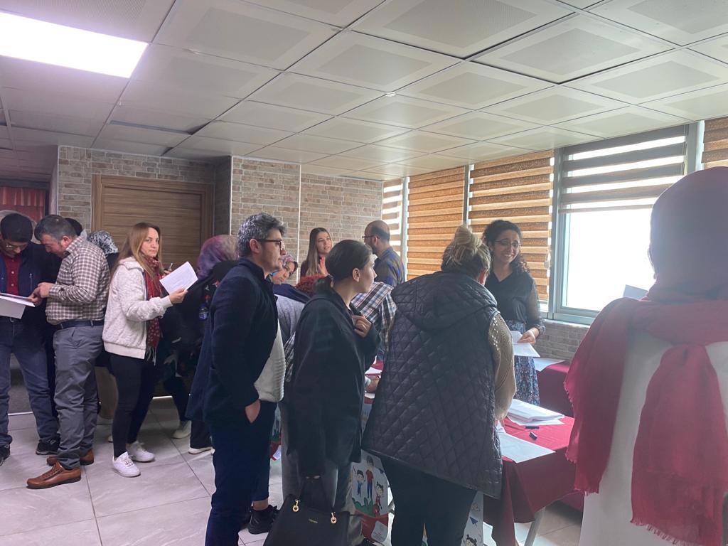"Koruyucu Aile Tanıtım ve Ön Başvuru Alma" toplantısı, deneyimli koruyucu ailelerimizin de katılımı ile Koruyucu Aile birimimiz tarafından düzenlemeye devam ediyor. - fotoğraf 2