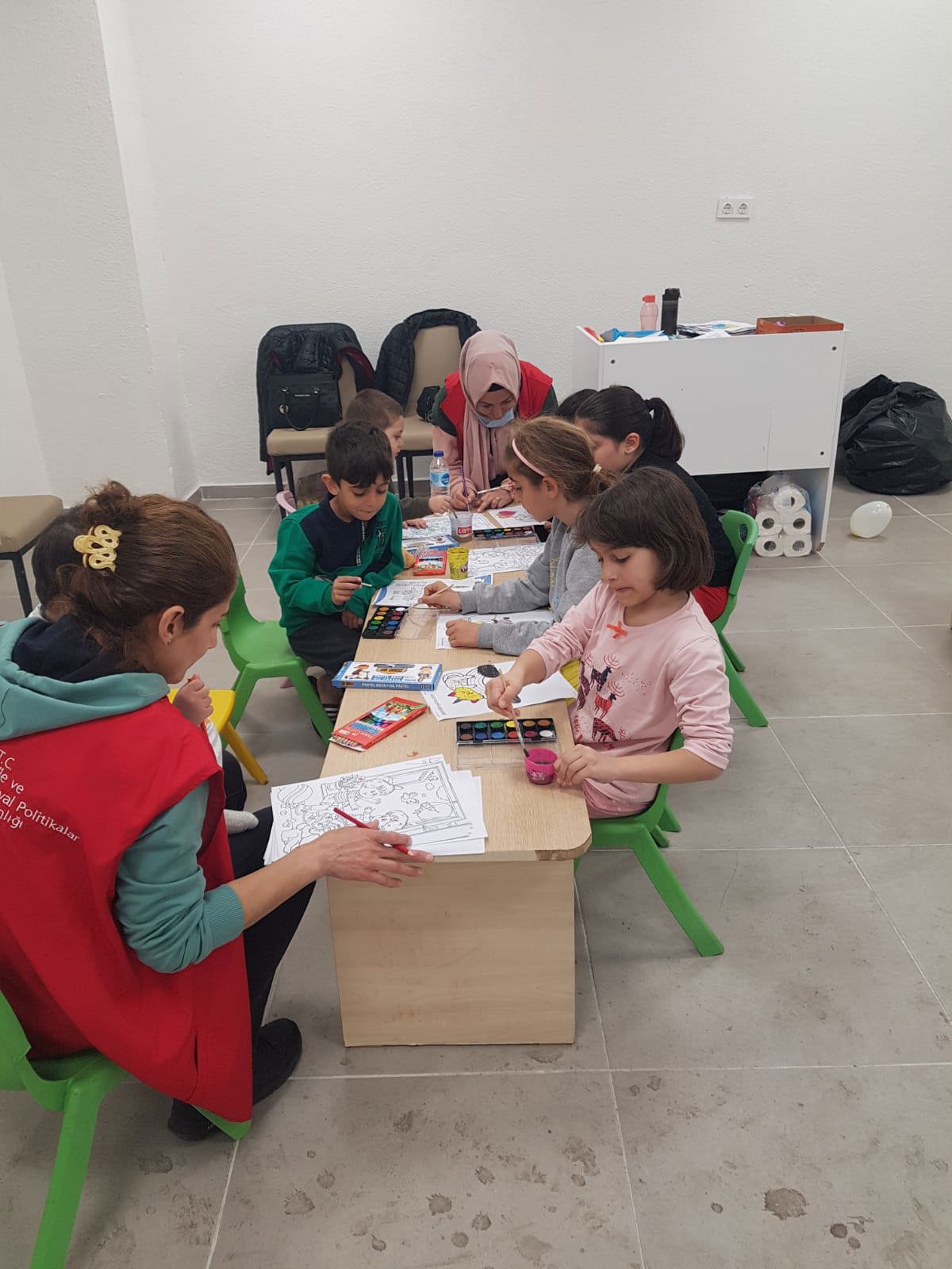 Akdeniz SHM, KYK'da bulunan depremden etkilenen çocuklarımıza, birebir ve grup etkinlikleri düzenlemeye devam ediyor. - fotoğraf 1