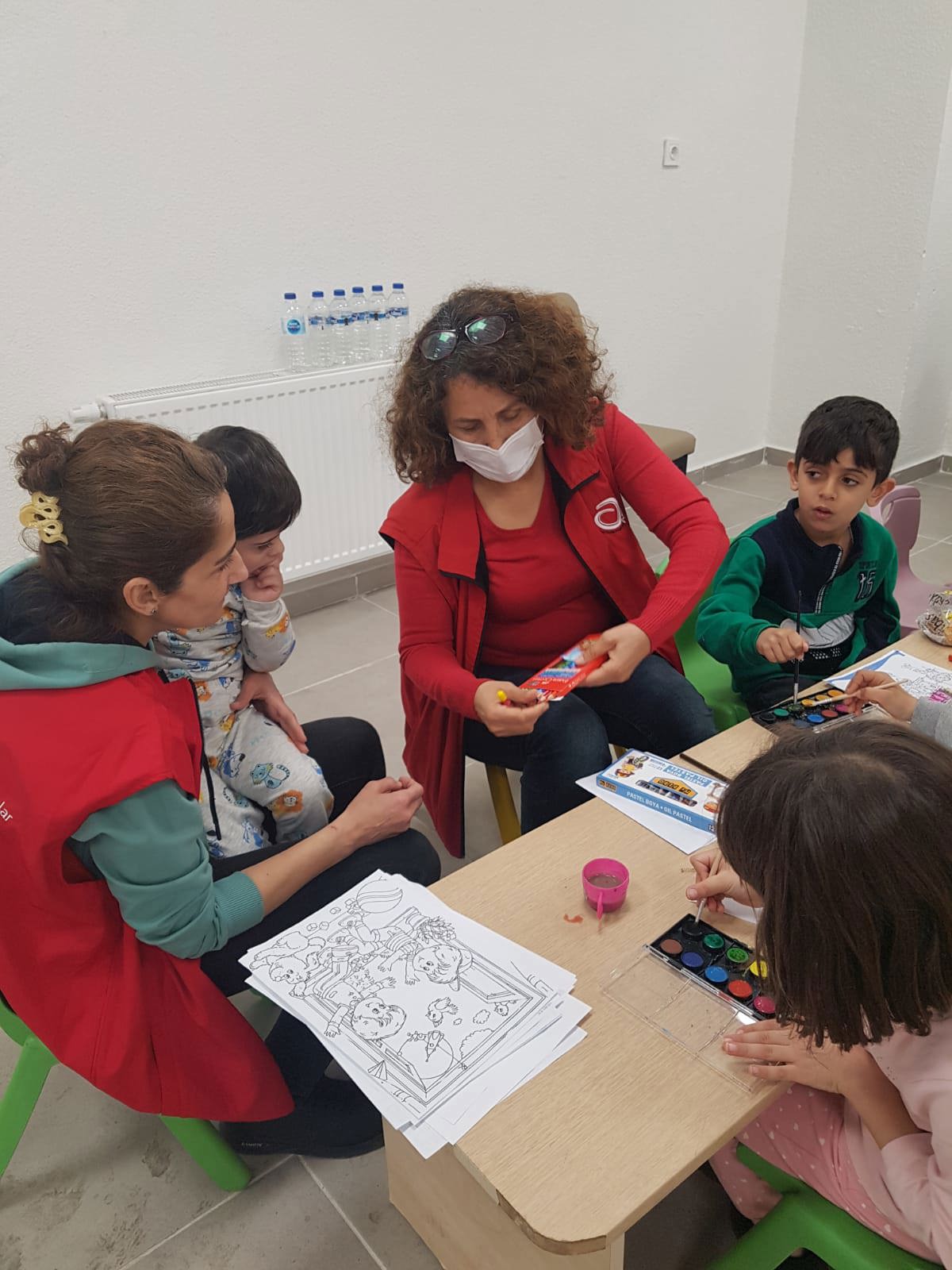 Akdeniz SHM, KYK'da bulunan depremden etkilenen çocuklarımıza, birebir ve grup etkinlikleri düzenlemeye devam ediyor. - fotoğraf 3