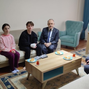 Valimiz Sayın Muammer EROL İlimize Gelen Depremzedelere Ziyarette Bulundu - fotoğraf 2